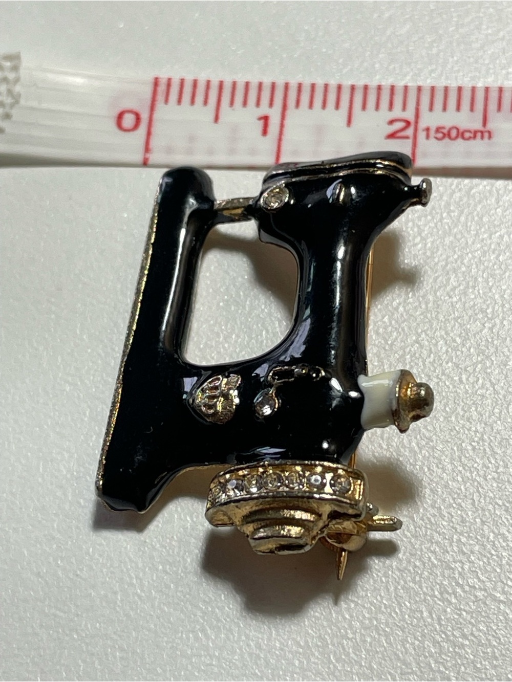 Vintage Gold Tone Enamel Small Sewing Machine Crown Pin #7618 - Picture 4 of 7